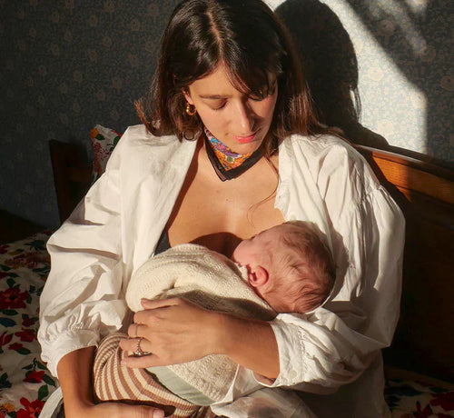 Femme allaitant son bébé – moment tendre entre mère et enfant - Mustela Benelux - 1