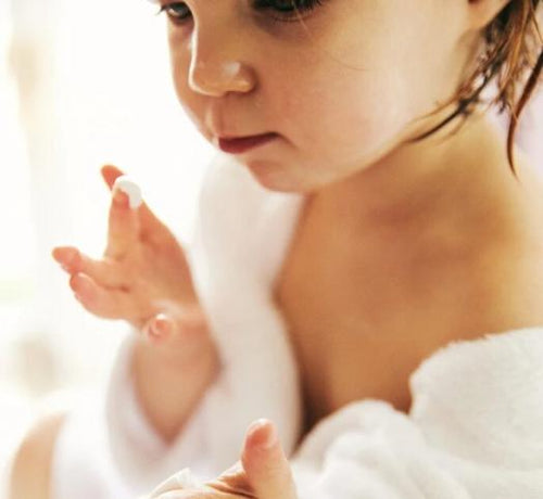 Enfant fille qui a de la crème sur les doigts - Mustela Belgium - 1