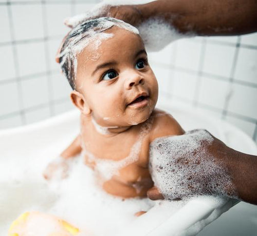 Bébé qui se lave dans un bain avec plein de mousse - Mustela Belgium - 1