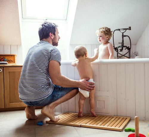 Papa qui fait prendre le bain à deux enfants  - Mustela Belgium - 1