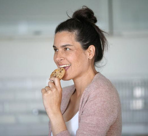 Femme brune qui mange un cookie - Mustela Belgium - 1