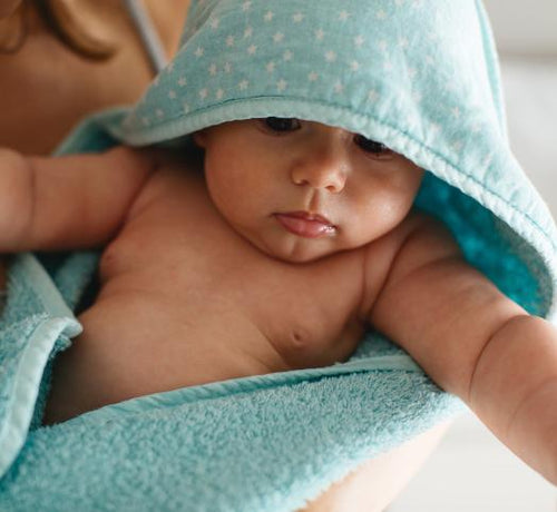 Bébé dans une cape de bain bleu - Mustela Benelux - 1