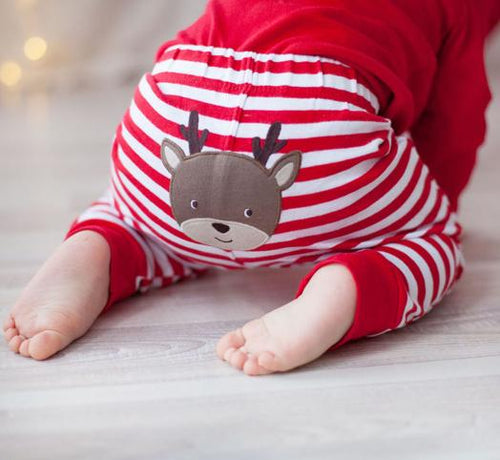 Bébé de dos avec un pyjama renne - Mustela Belgium - 1