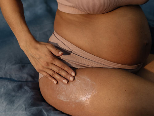 Une femme enceinte s'appliquant la Crème Vergetures parfumée de chez Mustela - Mustela Belgium - 2