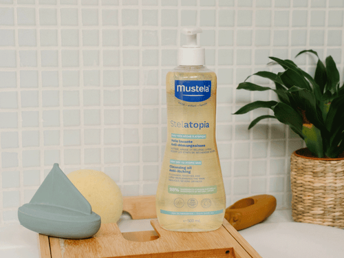Stelatopia Huile lavante de Mustela placée à côté d'autres produits de salle de bains - Mustela Benelux - 5