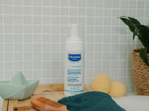 Le shampoing moussant Stelatopia pour nourrissons est placé à côté des articles de salle de bain - Mustela Belgium - 2