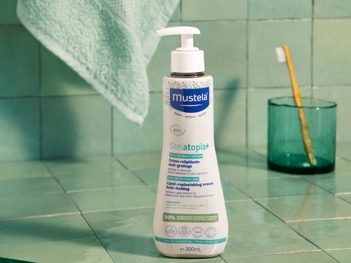 creme-atopie-bebe-stelatopia-mustela-salle-bain-verte - Mustela Belgium - 1