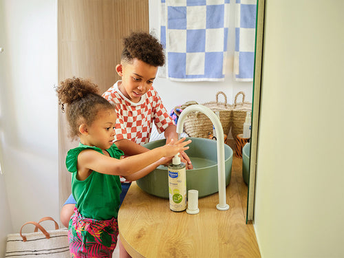 deux enfants se lavant les mains avec le gel lavant mustela bio - Mustela Benelux - 2