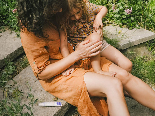 maman enfant application crème réparatrice Mustela sur une éraflure - Mustela Belgium - 2
