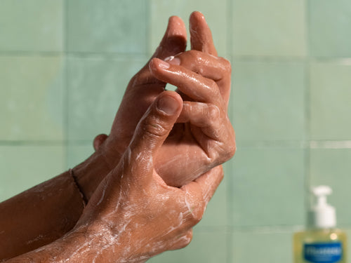 nettoyage mains eczema huile lavante stelatopia - Mustela Benelux - 3